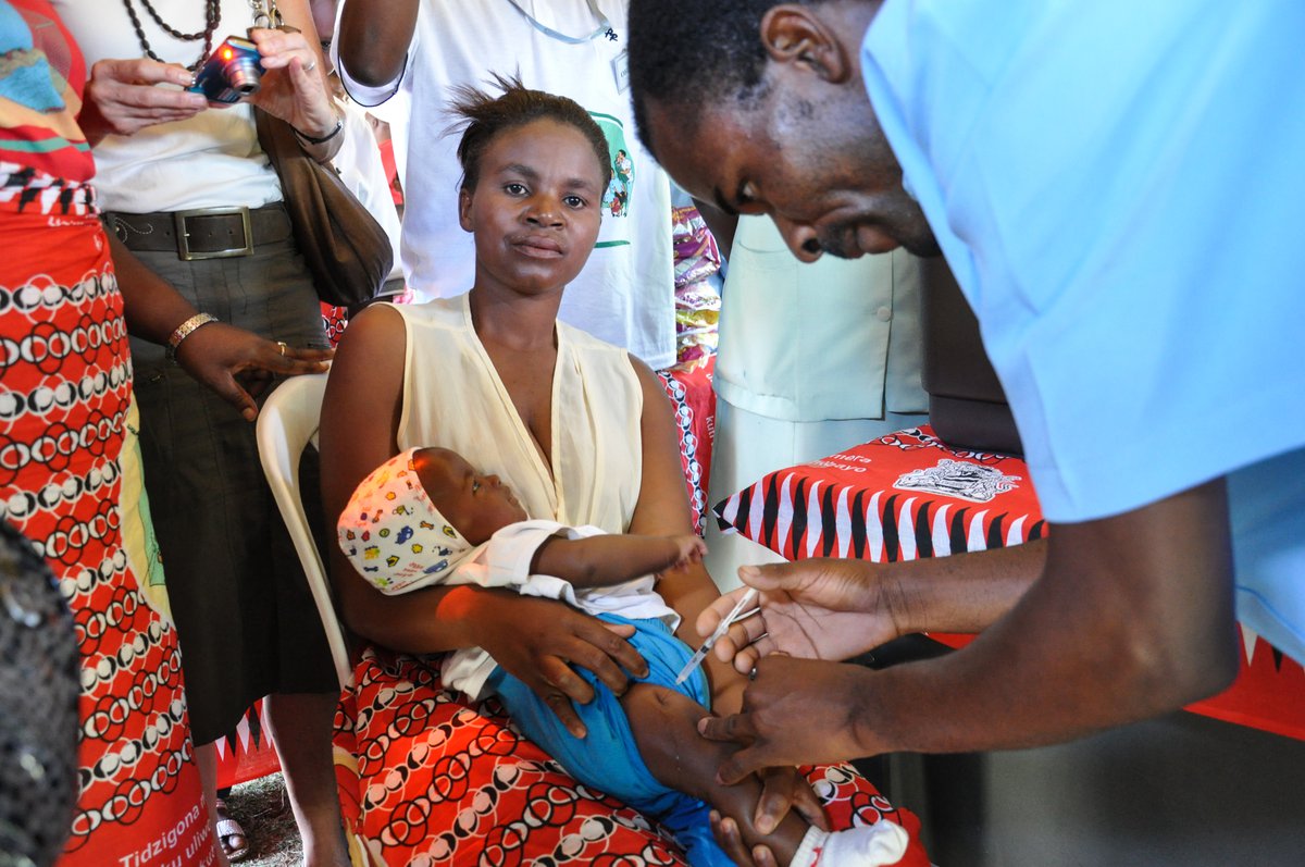 16749 -  A child gets pneumococcal conjugate vaccine in Malawi. Photo: PATH/Doune Porter