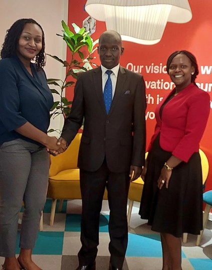 Kenya’s Digital Health Agency Chairperson shaking hands with PATH Kenya Country Director. From left to right: Rachel Ndirangu, Carolyne Njuguna, Silas Simatwo, and Margaret Ndisha Mwakala. Photo: PATH Kenya.