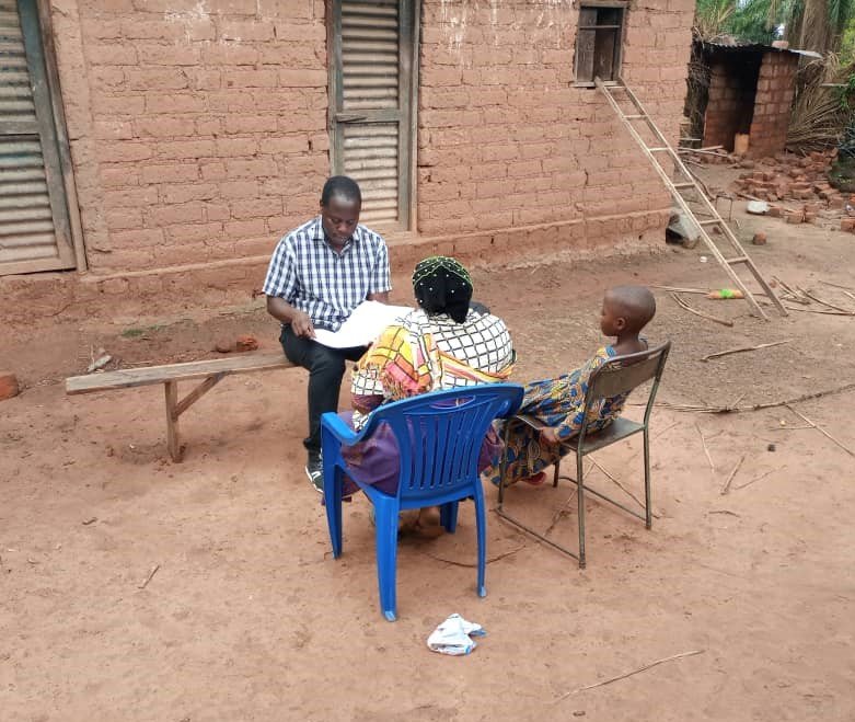 PATH's Gerald Robi interviews a caregiver for a person living with diabetes as part of the landscaping exercise.