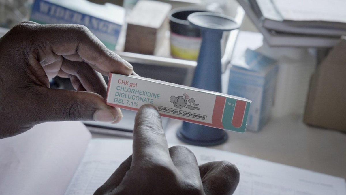 A health worker in Kenya holds a 7.1% chlorhexidine gel box. 7.1% chlorhexidine—one of the assets included in PATH’s MNCHN Asset Tracker project—is an antiseptic used to clean umbilical cords to help prevent newborn infections. Photo: PATH/Andrew Berends.