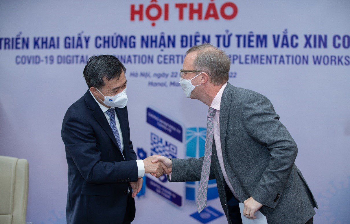 Deputy Minister Tran Van Thuan and British Ambassador Gareth Ward at the dissemination workshop to launch Vietnam’s COVID-19 digital vaccination certification. Photo Vu Ngoc Dung.jpg