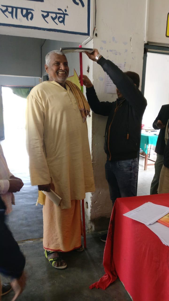 Dose pole being used in a mass drug administration program at a health facility in India. Photo: PATH