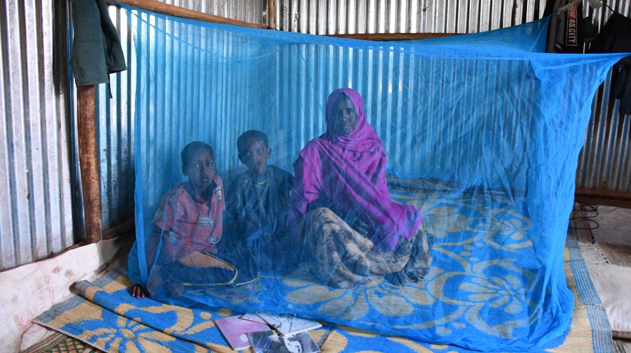 Uguso Muhumed and her children at the at the Shabeley Internally Displaced People (IDP) site in Ethiopia’s Somali region. Photo: PATH/Fethi Adem.