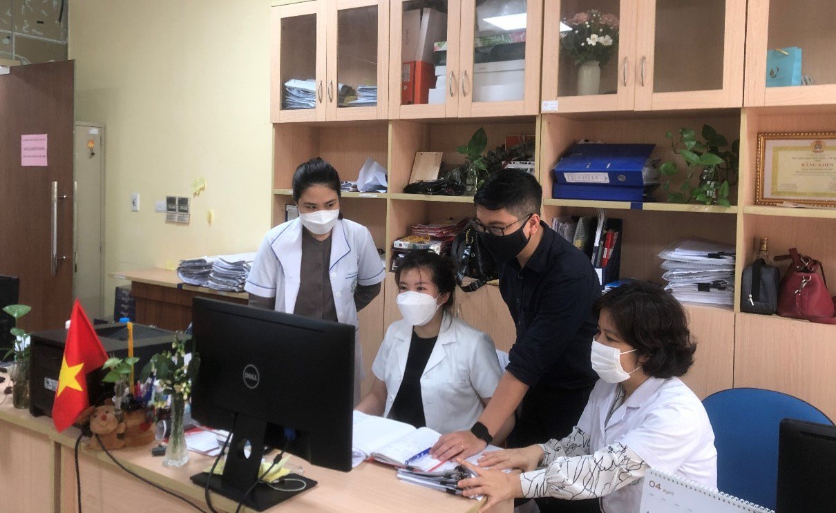 Healthcare staff at Bach Mai hospital attending the digital signature function pilotto operate the certificate.Photo PATH- Thao Hoang..jpg
