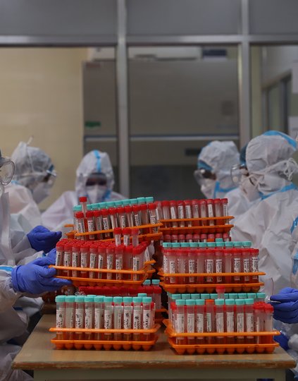 An integrated lab network can provide affordable diagnosis to the community and is surveillance-ready for disease outbreaks. Here, laboratory technicians analyse C-19 samples at the laboratory in Government Medical College, Patiala, in India. Photo: ILDP.