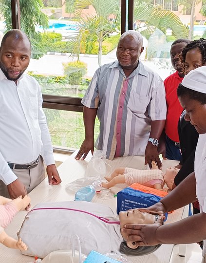 A team of lecturers from different health training institutions undergoing a practical session during the medical oxygen and respiratory care training of trainers.  Photo: PATH/Happy Banda.