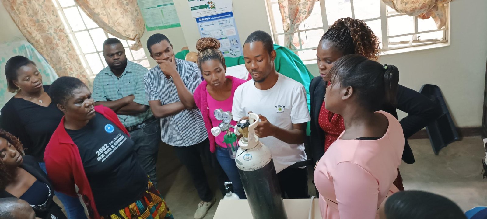 A biomedical engineer teaching lecturers from Nkhoma College of Nursing and Midwifery and in-service health workers from Nkhoma Mission Hospital how to use an oxygen cylinder and its accessories safely.