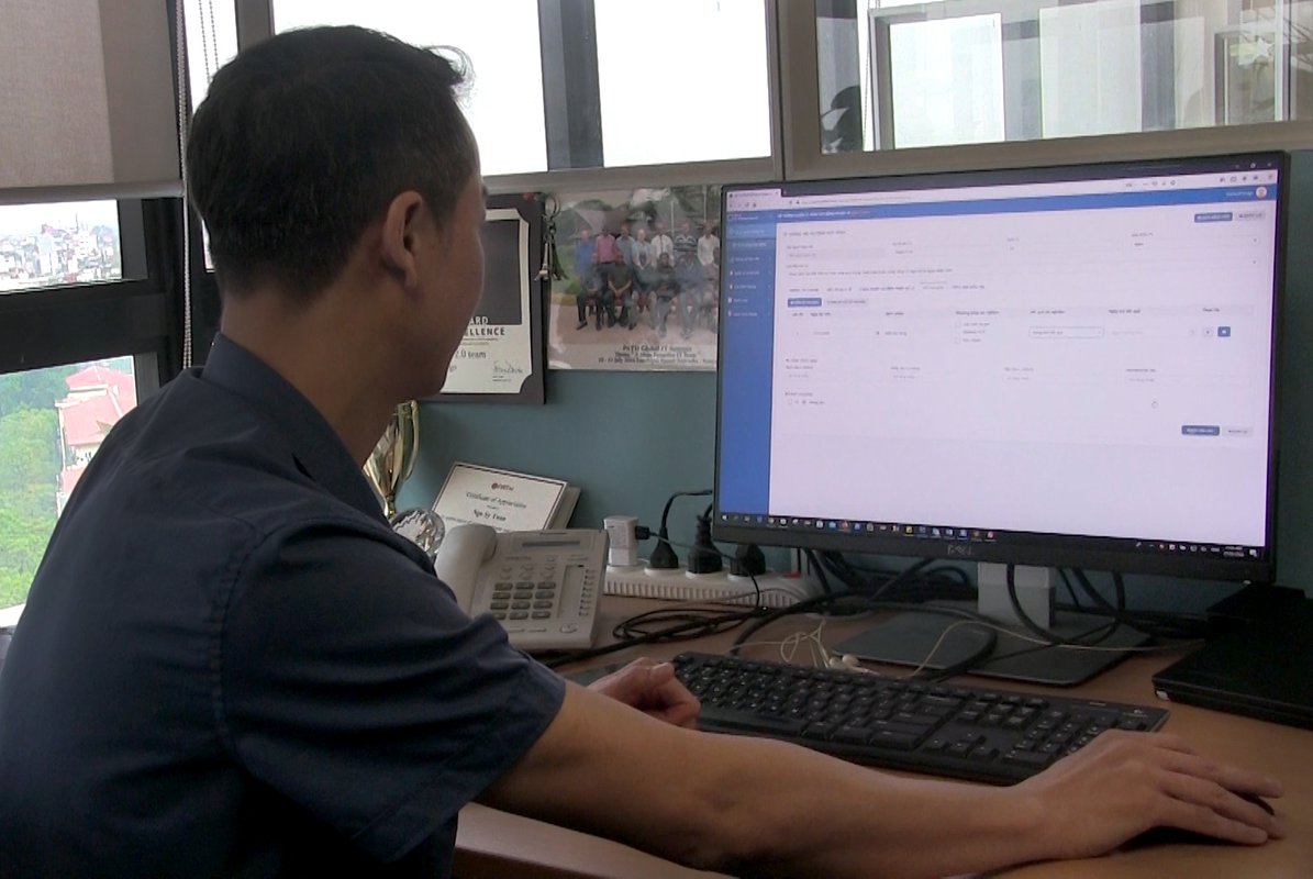Ngo Tuan, PATH HIS team lead, global health security program, reviews COVID-19 data collected by the new digital surveillance system developed rapidly by a group of partners including PATH.