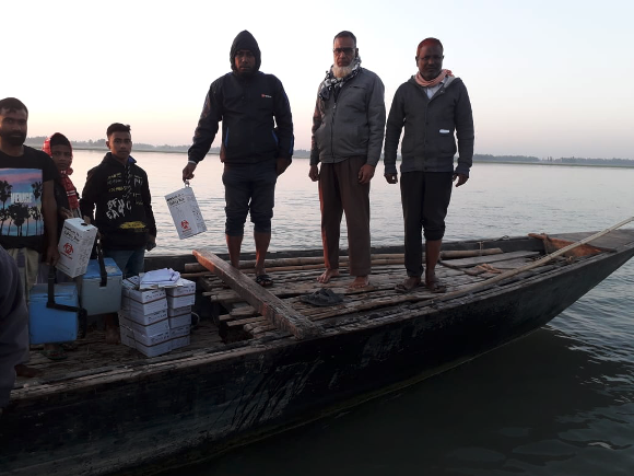 The Kurigram COVID-19 vaccination campaign required hiring boat porters to transport the vaccines and personnel across the river. Photo: Bangladesh EPI/Dr. Borhan Siddiqui.
